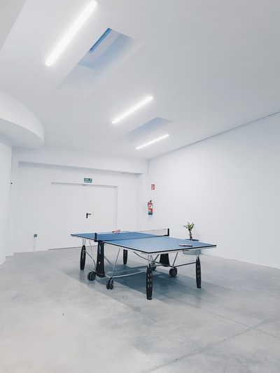 室内蓝色乒乓球摄影